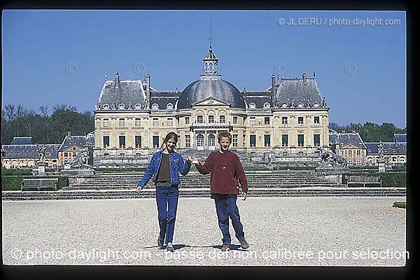 enfants devant Vaux-le-Vicomte - children in front of Vaux-le-Vicomte